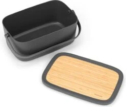 Brabantia Nic Broodtrommel - Met Bamboe Deksel - Dark Grey -Huishoudelijke Winkel 1200x1017 1