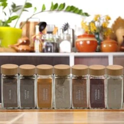 24 Glazen Kruidenpotjes Set Met 3 Soorten Strooideksels – Kruidenstrooier – Compleet Pakket Incl Kruidenpotjes Stickers, Krijtstift En Accessoires - Bamboo Deksel -Huishoudelijke Winkel 1200x1200 350