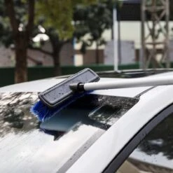 Navaris Telescopische Autowasborstel - Watergevoerde Wasborstel Voor Auto's En Ramen Met Uitschuifbare Lange Handgreep En Zachte Haren - Blauw -Huishoudelijke Winkel 1200x1200 564