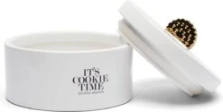 Riviera Maison Voorraadpot Met Deksel, Koekjestrommel - It's Cookie Time Storage Jar - Wit - Porselein -Huishoudelijke Winkel 1200x609 1