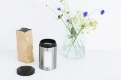 Brabantia Voorraadbus - 1,4 L - Matt Steel Fingerprint Proof / Matt Black Deksel - Met Venster -Huishoudelijke Winkel 1200x799 10