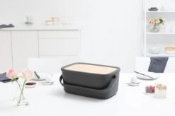 Brabantia Nic Broodtrommel - Met Bamboe Deksel - Dark Grey -Huishoudelijke Winkel 1200x799 18