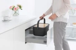 Brabantia Nic Broodtrommel - Met Bamboe Deksel - Dark Grey -Huishoudelijke Winkel 1200x799 19