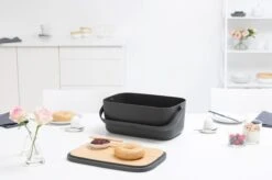 Brabantia Nic Broodtrommel - Met Bamboe Deksel - Dark Grey -Huishoudelijke Winkel 1200x799 21