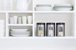 Brabantia Voorraadbus - 1,4 L - Matt Steel Fingerprint Proof / Matt Black Deksel - Met Venster -Huishoudelijke Winkel 1200x800 11