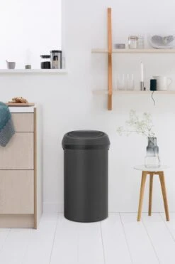 Brabantia Touch Bin Prullenbak - 60 L - Mineral Infinite Grey -Huishoudelijke Winkel 800x1200 11