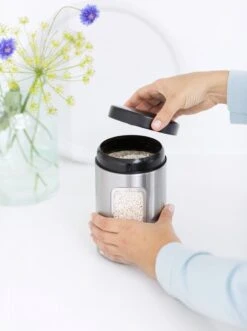 Brabantia Voorraadbus - 1,4 L - Matt Steel Fingerprint Proof / Matt Black Deksel - Met Venster -Huishoudelijke Winkel 895x1200